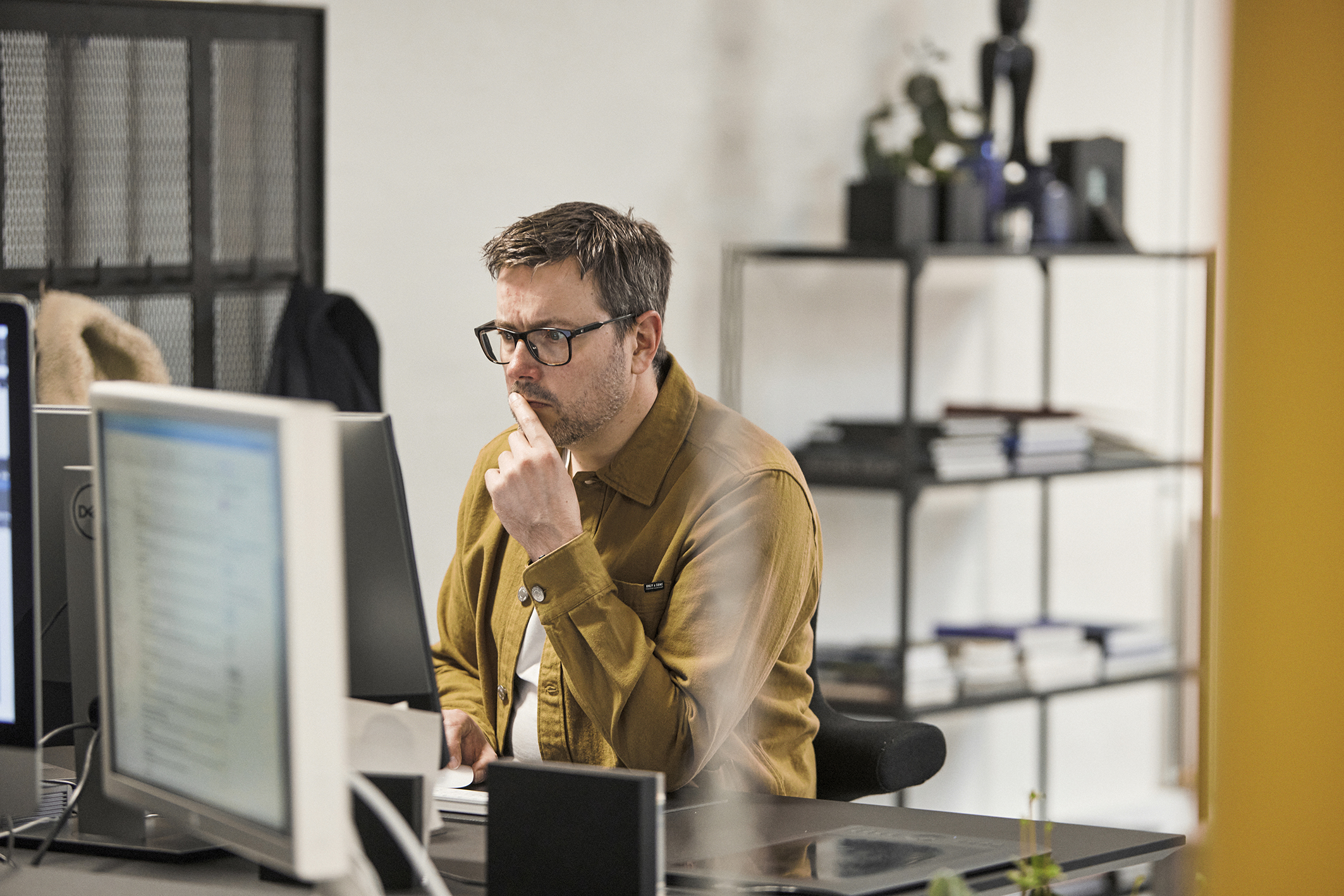 Søren fra Ørskovgruppen arbejder med grafiske elementer og webdesign