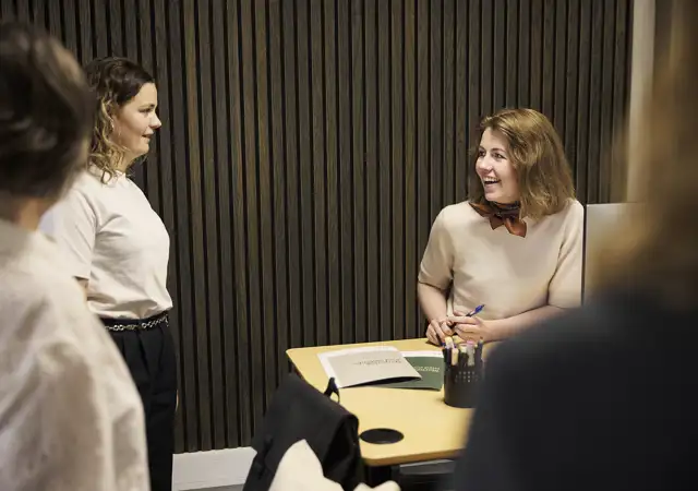 Laura og Andrea fra Ørskovgruppen arbejder med tekster