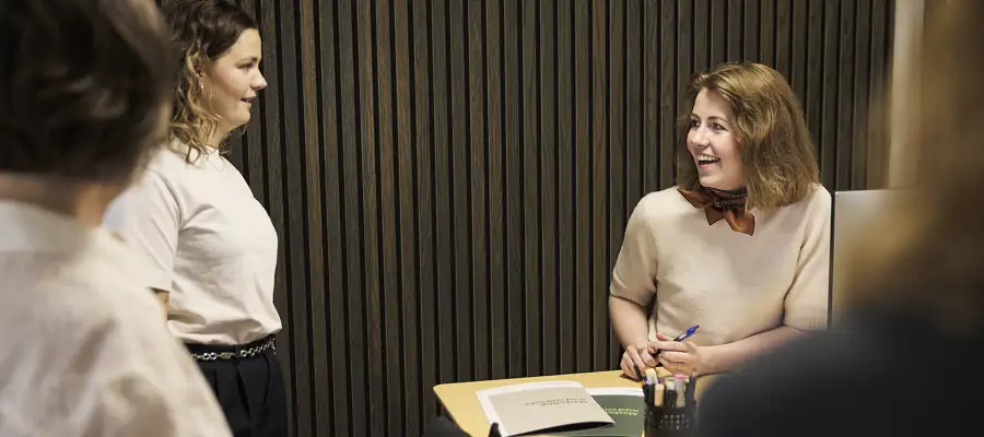 Laura og Andrea fra Ørskovgruppen arbejder med tekster